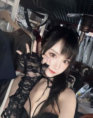 欧美明星街拍牛仔短裙_1080高清在线观看